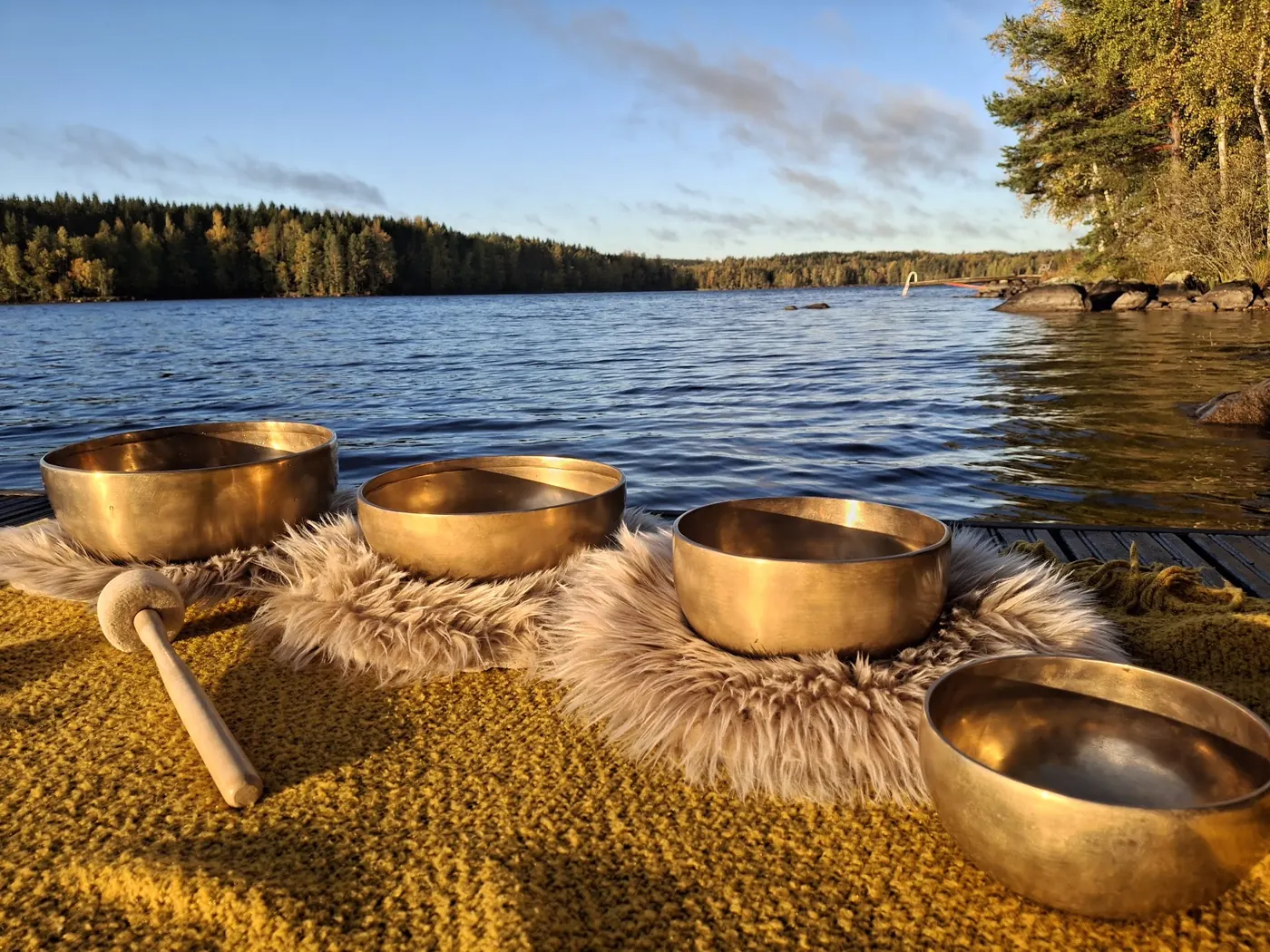 Äänimaljoja taljojen päällä järven rannalla